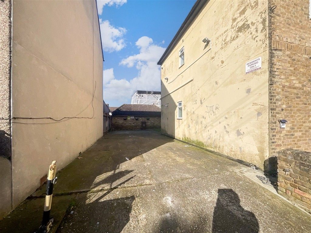 Property photo 3 of 8 Parking