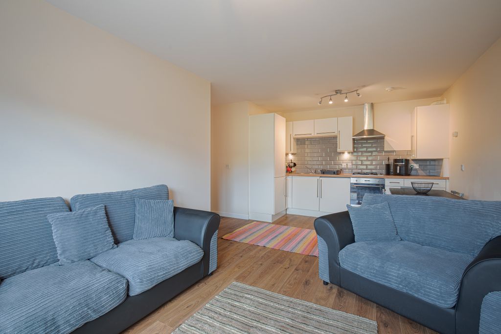 Property photo 1 of 10 Living2