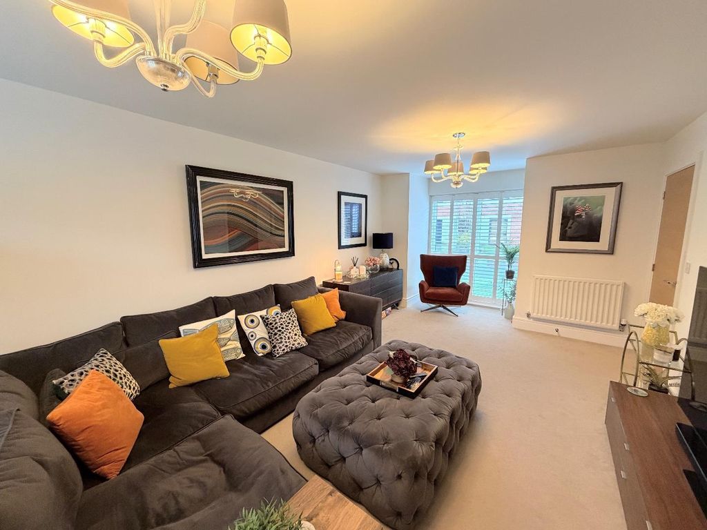 Property photo 3 of 13 Lounge