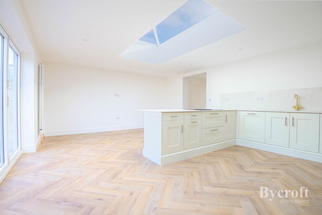 Property photo 3 of 27