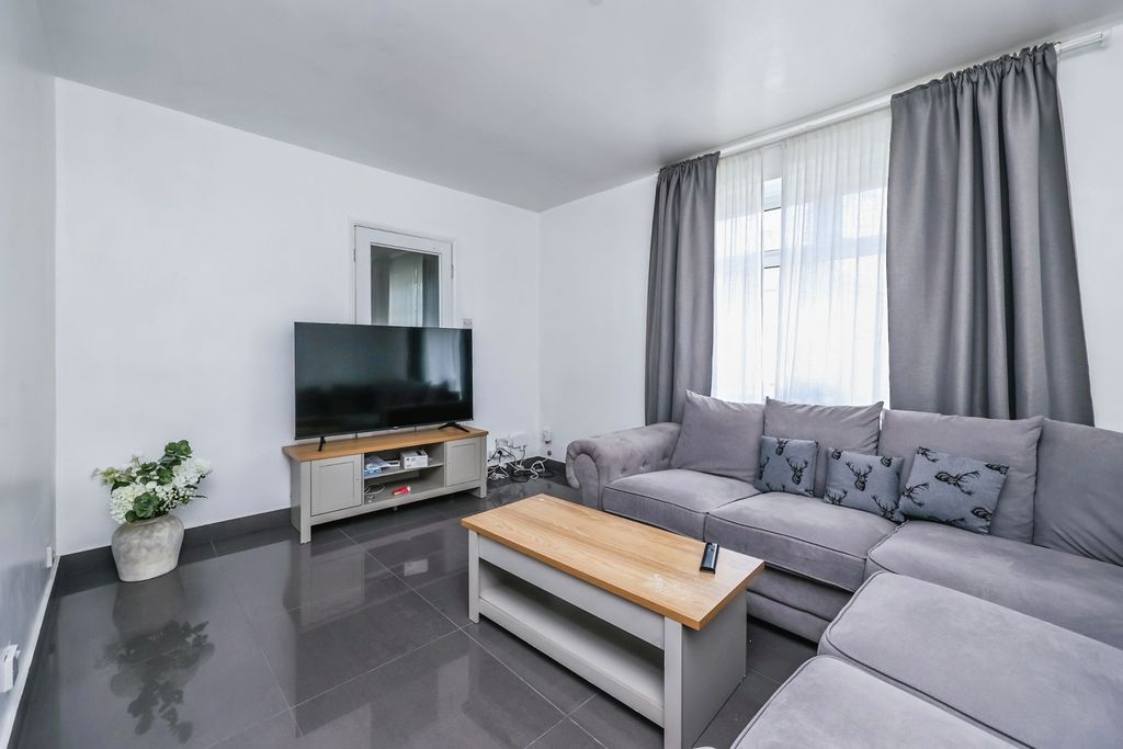 Property photo 2 of 14 Lounge
