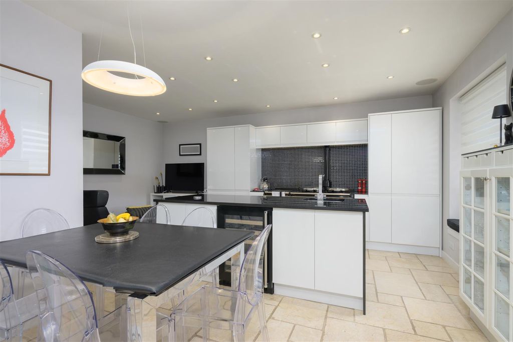 Property photo 3 of 47 Kingjamespl-0016.Jpg