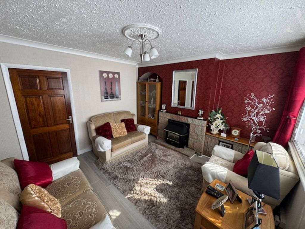 Property photo 3 of 11 36 Orpwood Road Lounge