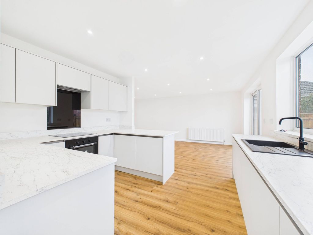 Property photo 2 of 11 Kitchen