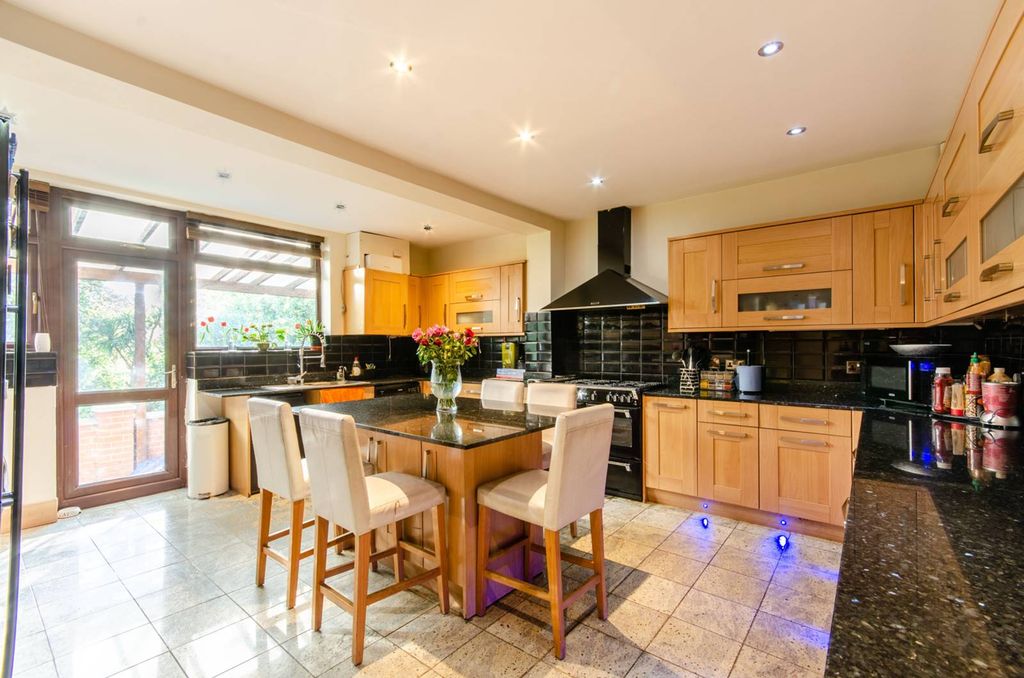 Property photo 2 of 18
