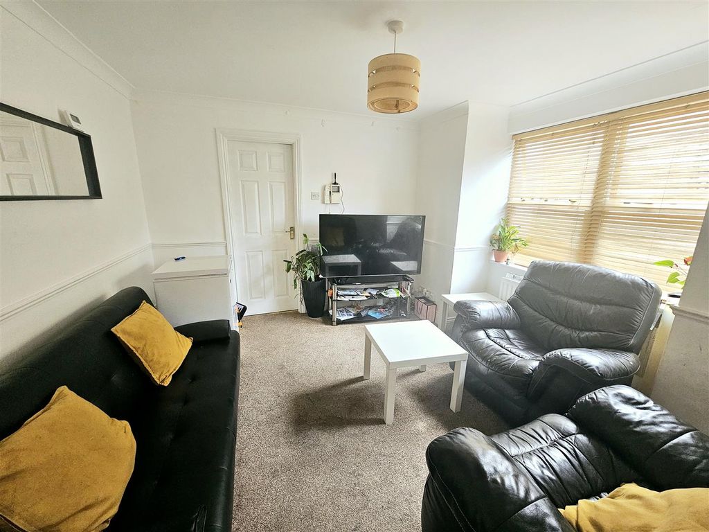 Property photo 2 of 8 Lounge