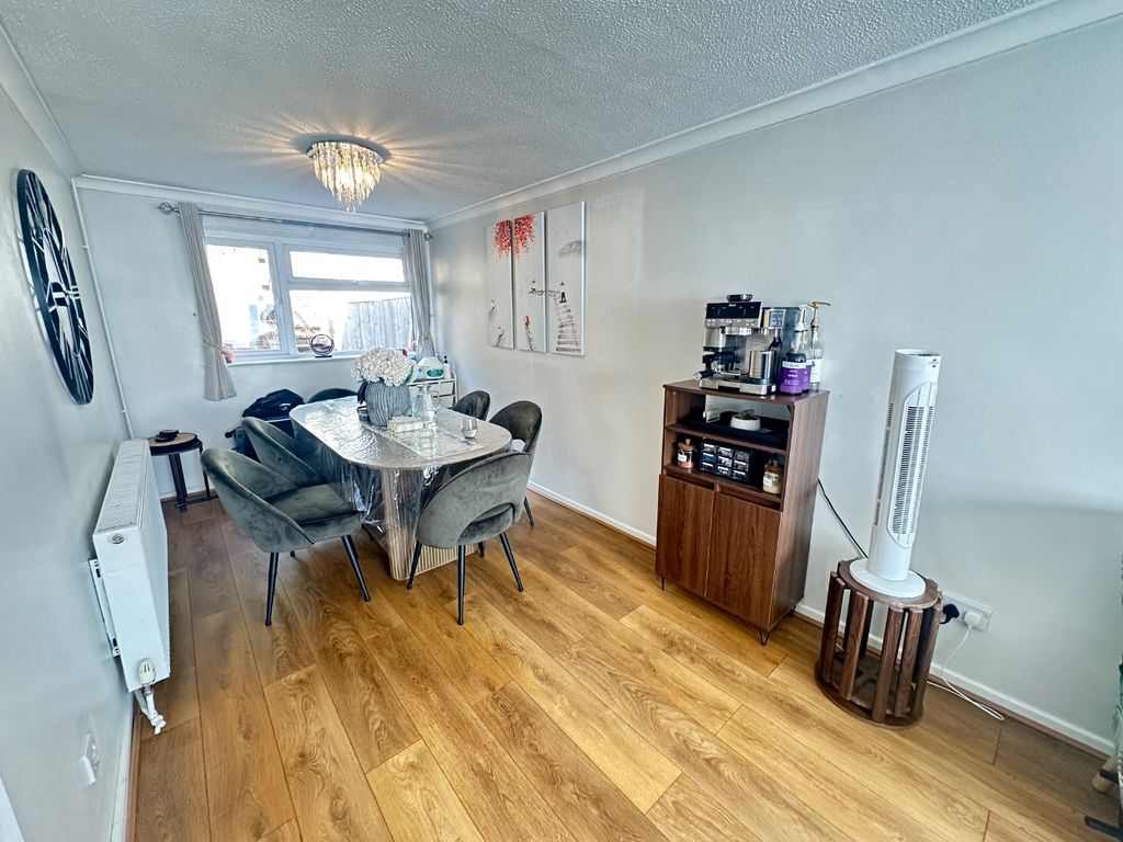 Property photo 3 of 13 5436602