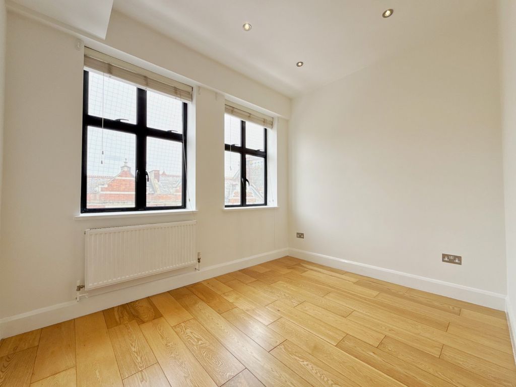 Property photo 2 of 6 Picture No. 12