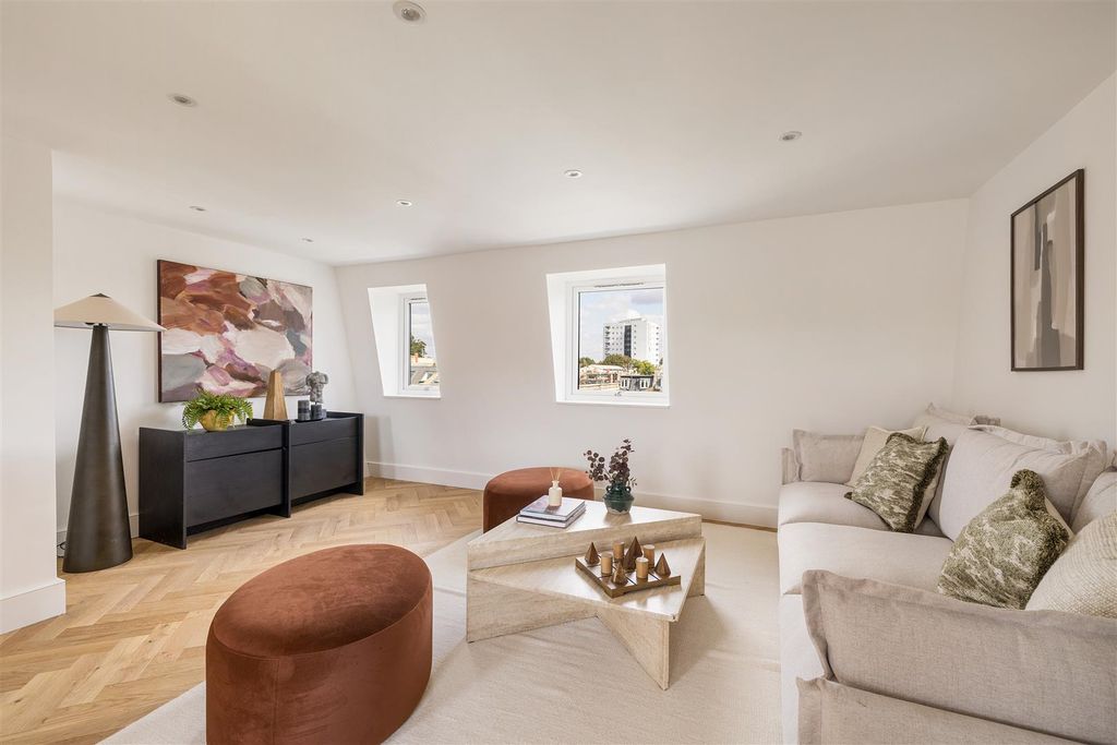 Property photo 2 of 36 Sewdley Street, E5