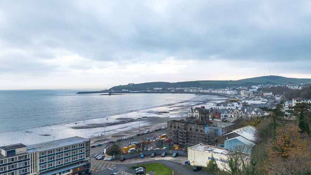 Property photo 2 of 33