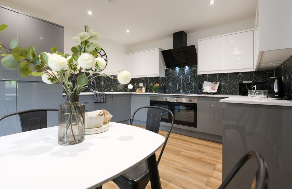 Property photo 3 of 14 H95A0138