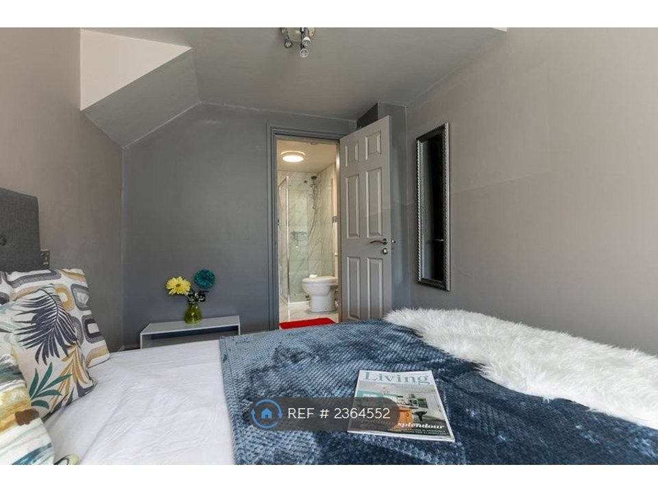 Property photo 3 of 15 Spacious En-Suite Room