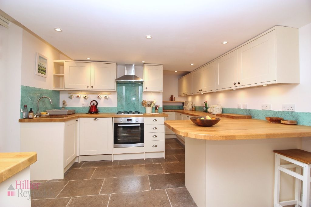 Property photo 3 of 19 Kitchen