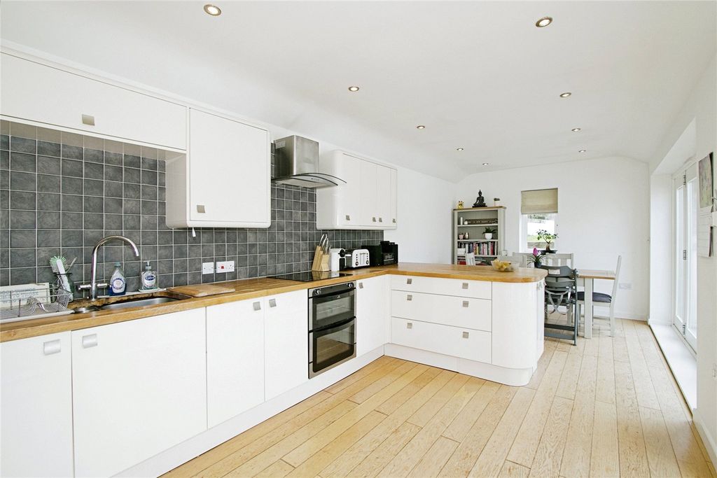 Property photo 2 of 15 Picture No. 11
