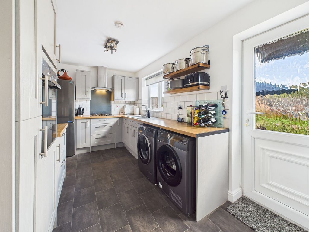 Property photo 3 of 18 Kitchen