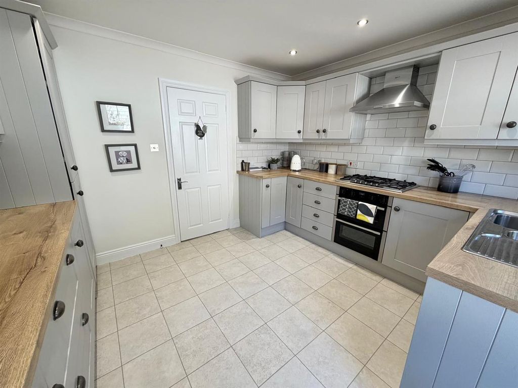 Property photo 3 of 41 Kitchen