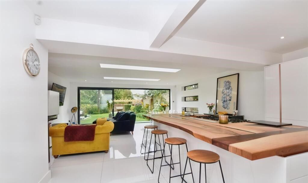 Property photo 2 of 27