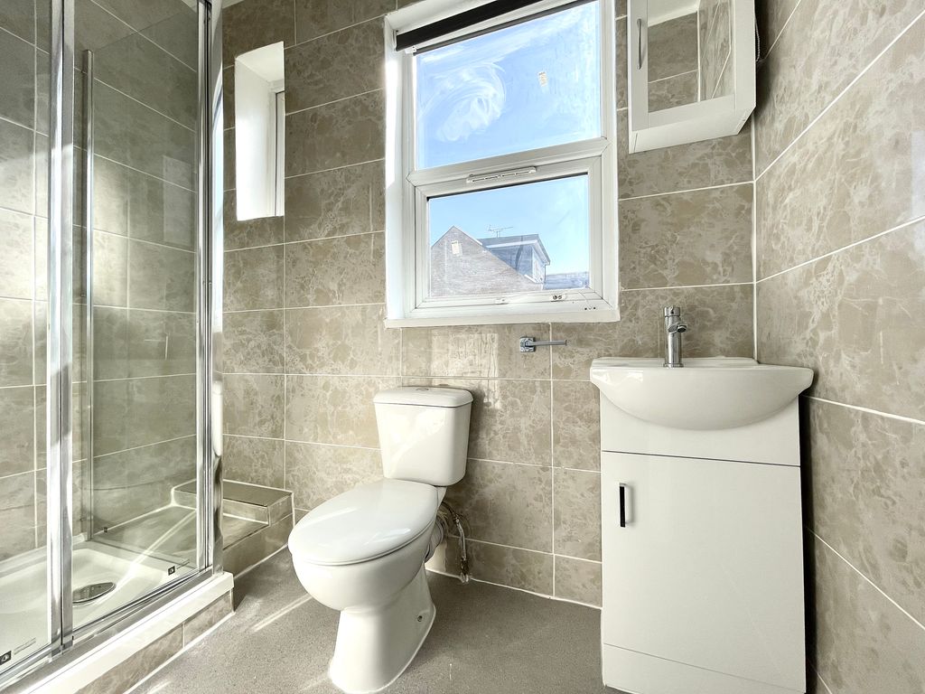 Property photo 3 of 6 Bathroom.Jpg
