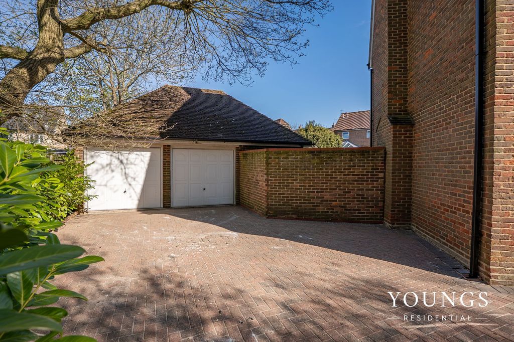 Property photo 3 of 46