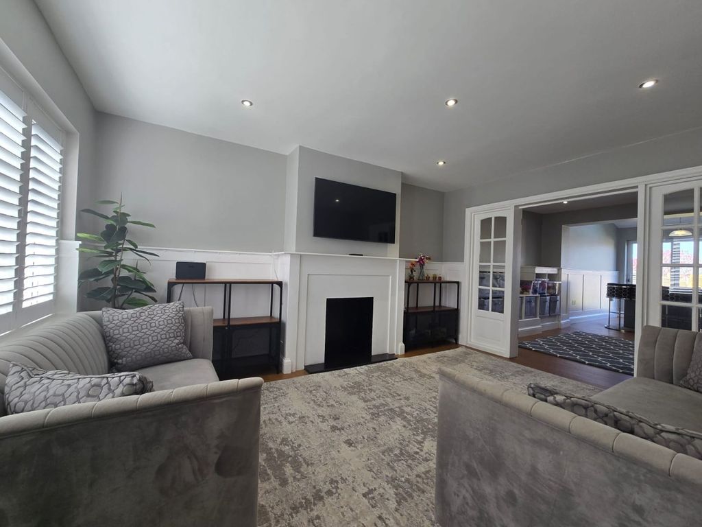 Property photo 2 of 21 Lounge