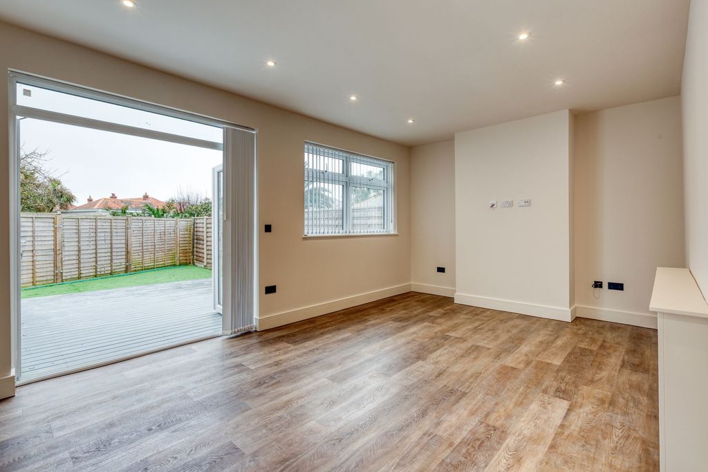 Property photo 3 of 31