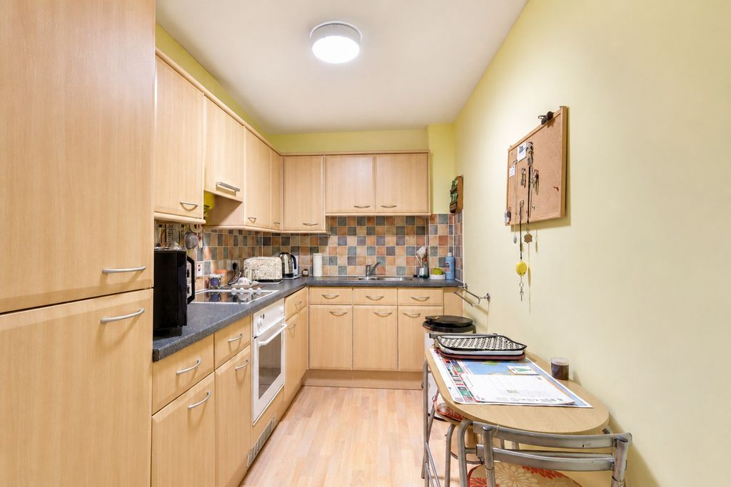 2 bed flat for saleHart Road, Thundersley, Benfleet SS7 photo 4