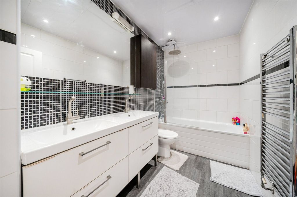 Property photo 2 of 18 Bathroom