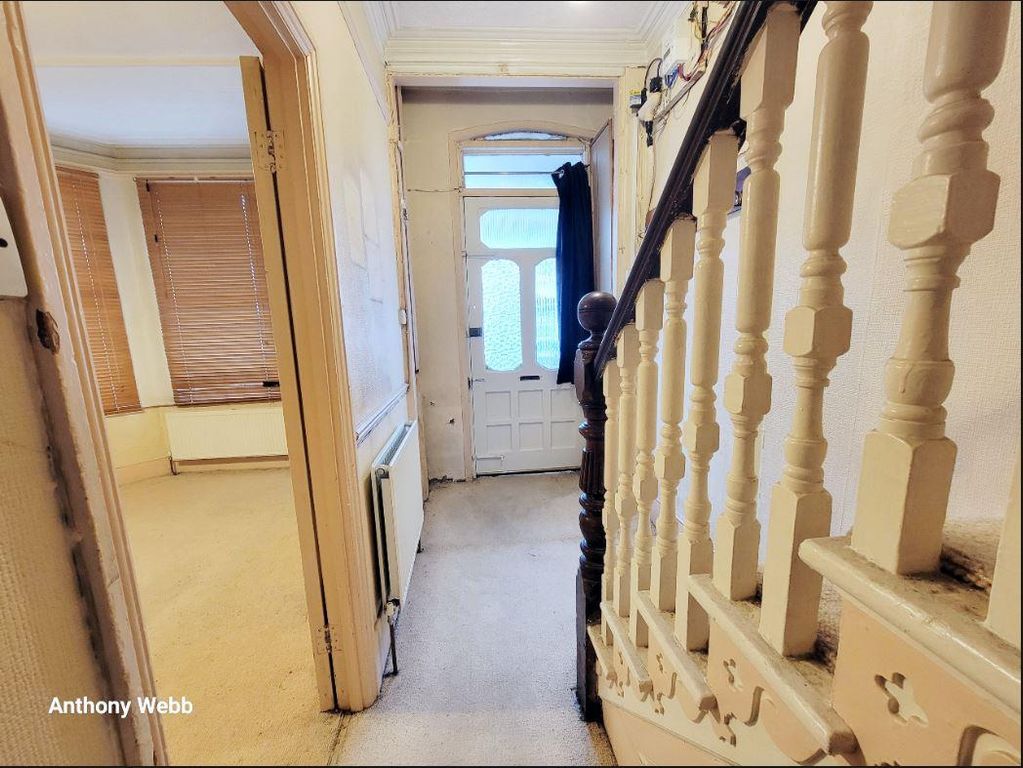 Property photo 3 of 18 Hallway