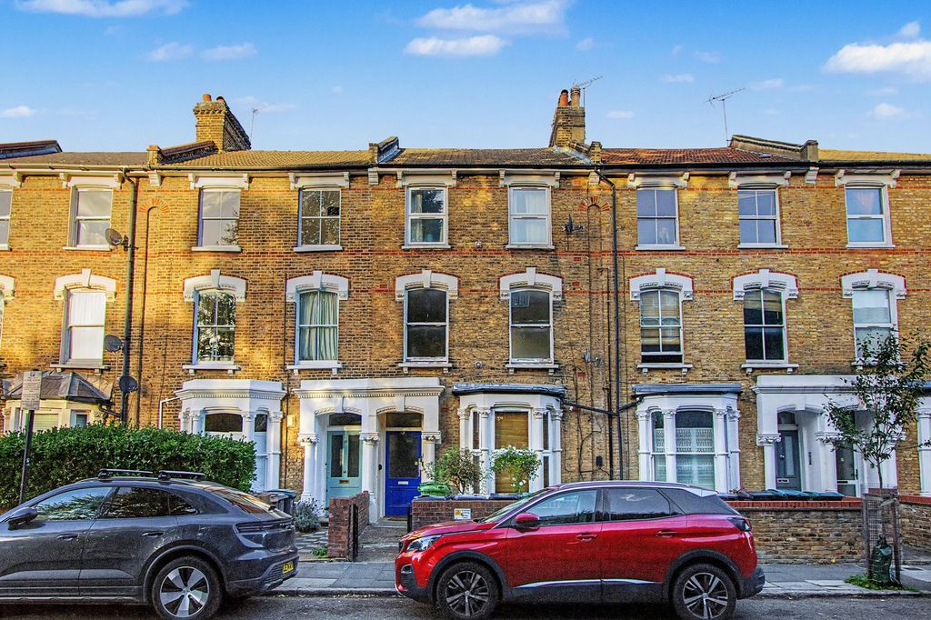Property photo 1 of 11 Flat B, 43 Victoria Road, Finsbury Park, London, N4 3Sj
