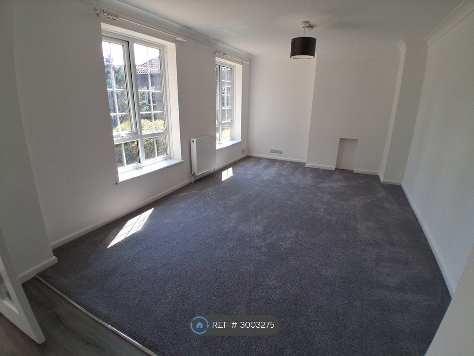 Property photo 3 of 12 Lounge