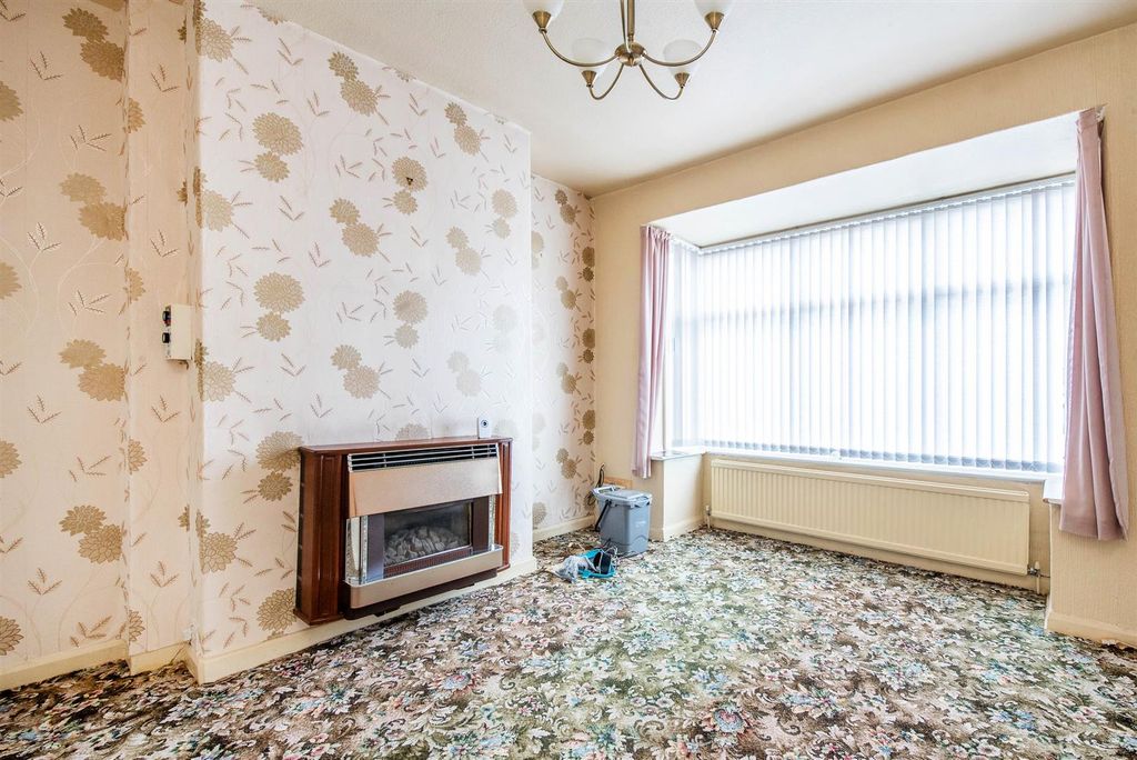 Property photo 3 of 20 Lounge