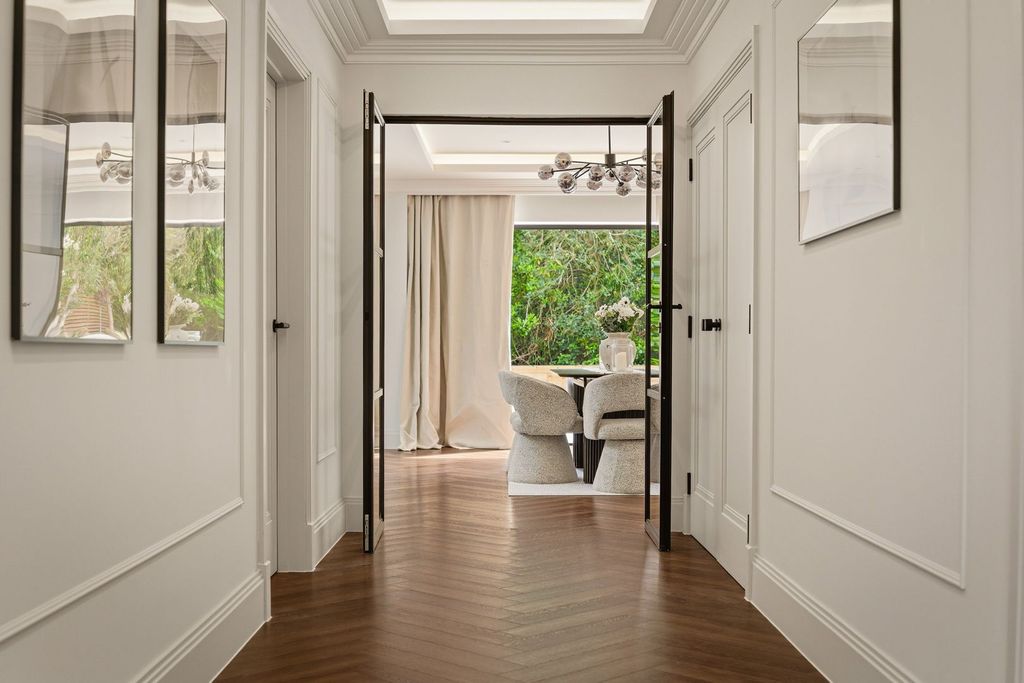 Property photo 3 of 34 Entrance Hallway