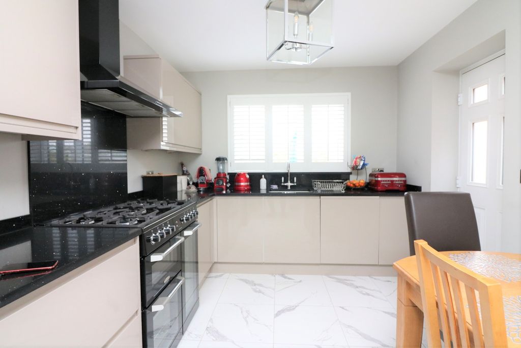 Property photo 2 of 15 4430131