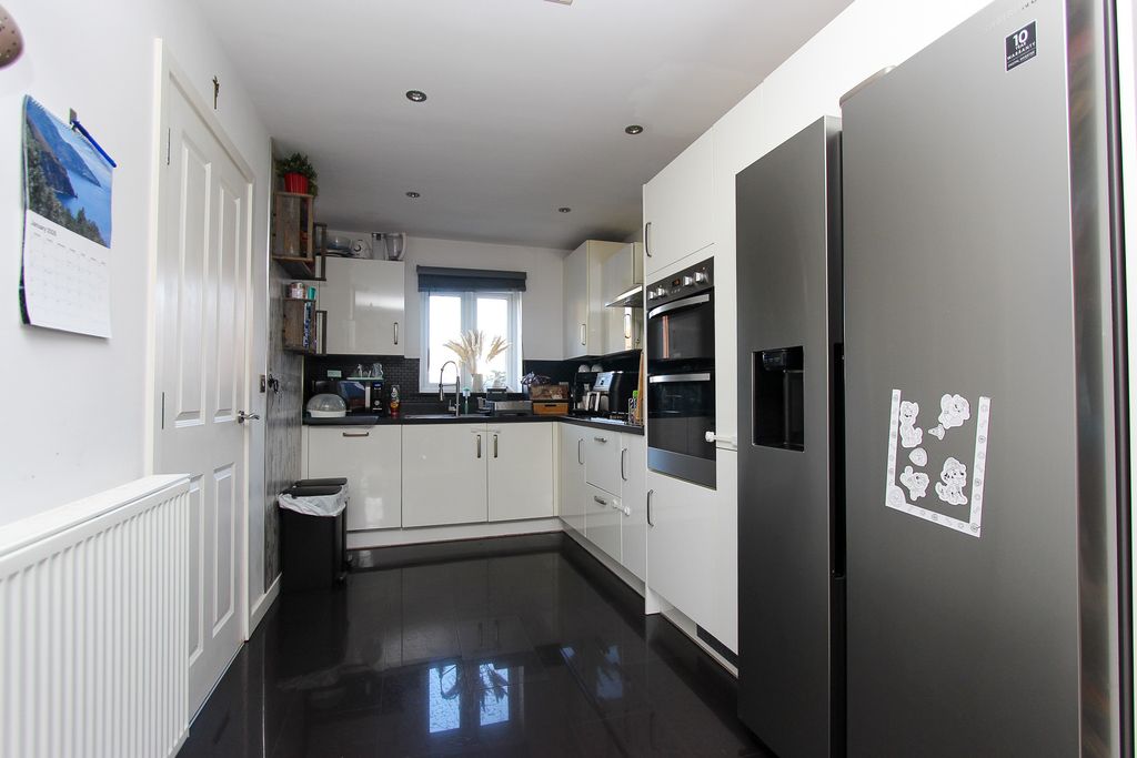 Property photo 3 of 14 Kitchen Area