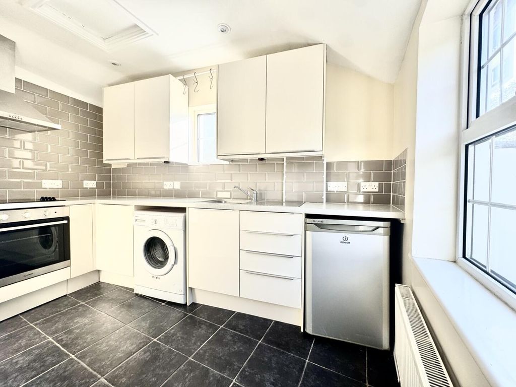 Property photo 2 of 11 Kitchen