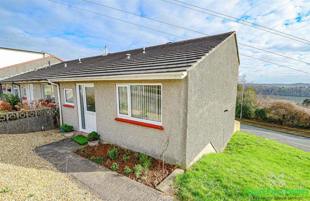 Property photo 1 of 19 Cross Keys Estates