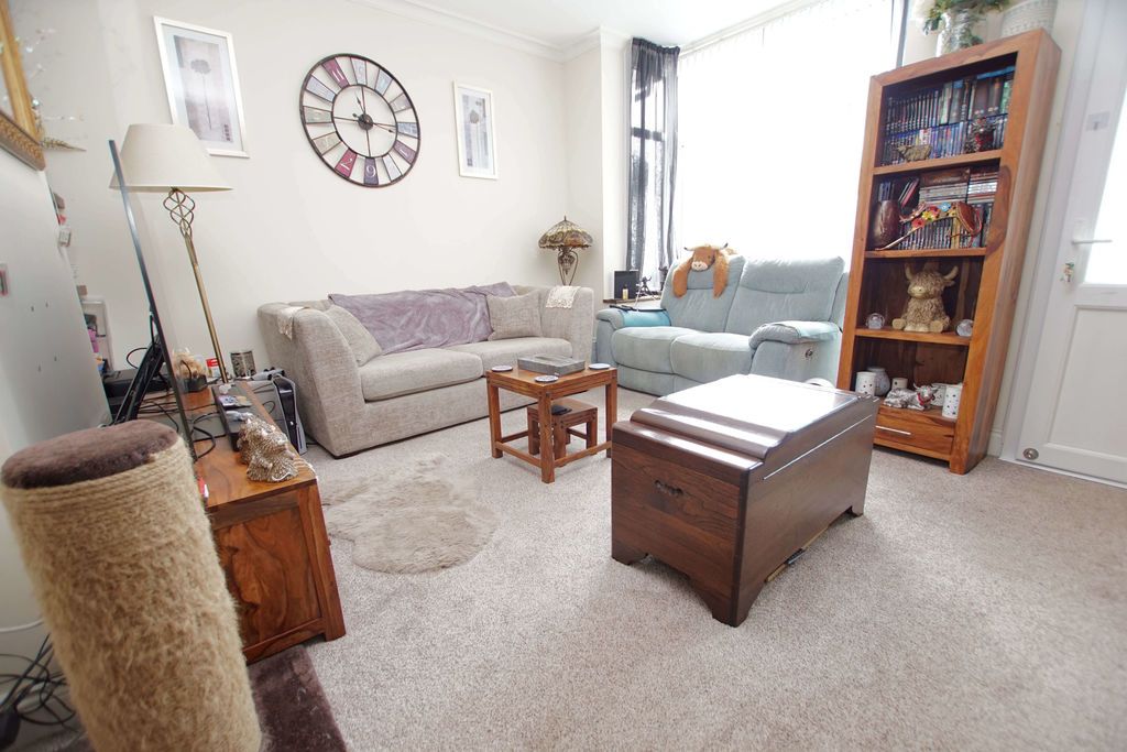 Property photo 3 of 17 Lounge