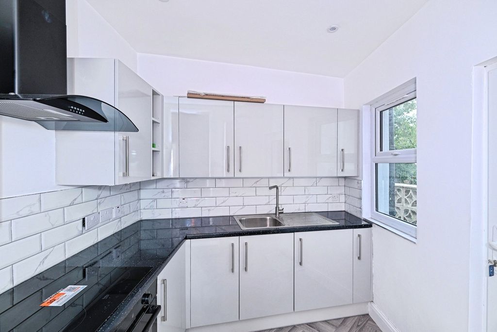Property photo 1 of 11 Kitchen