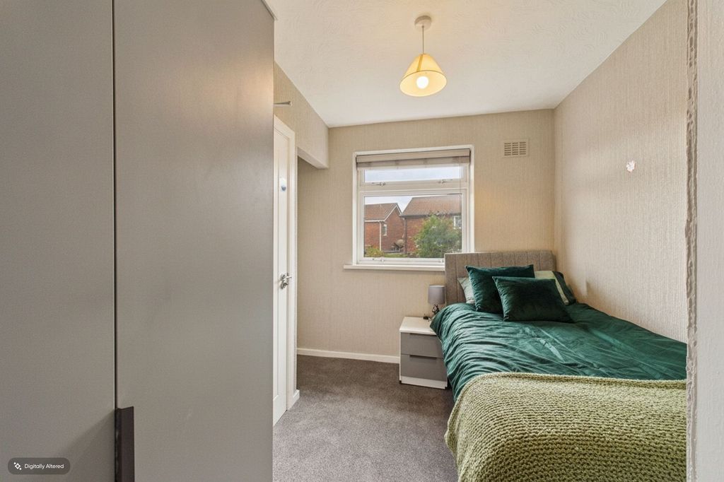 Property photo 1 of 7 Room 3 With Ensuite