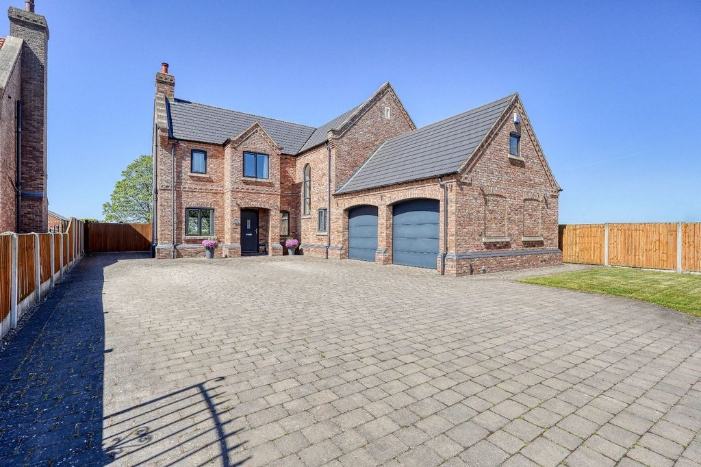 Property photo 1 of 39 Frontal