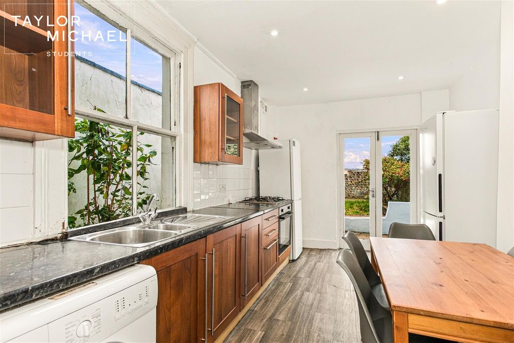 Property photo 2 of 27 Kitchen