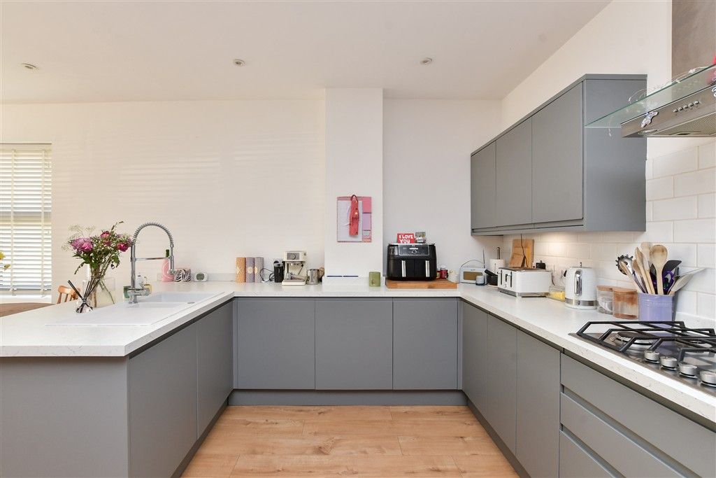 Property photo 3 of 10 Kitchen