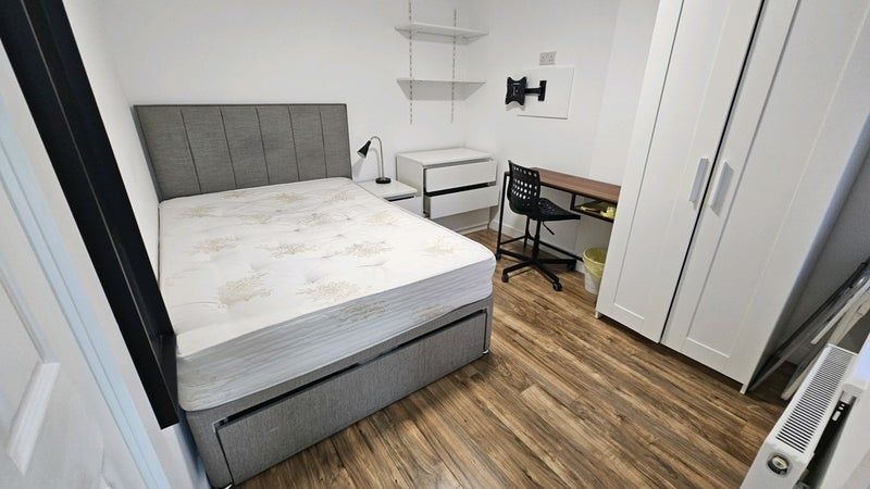 Property photo 1 of 11 Bright, Modern Bedroom With A Comfortable Double B...