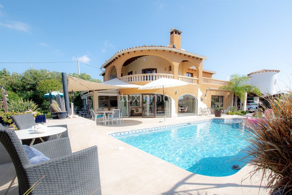 Property photo 1 of 18 Mediterranean Villa With Panoramic Views And Sea Views In Calpe
