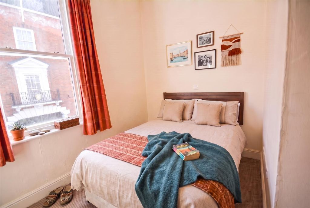 Property photo 3 of 6 Bed1.Jpg