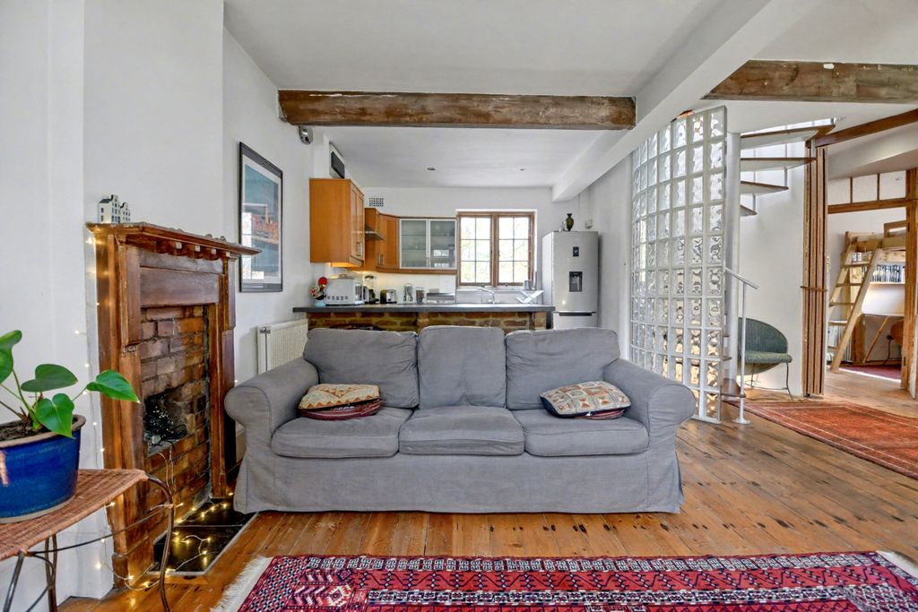 Property photo 2 of 23