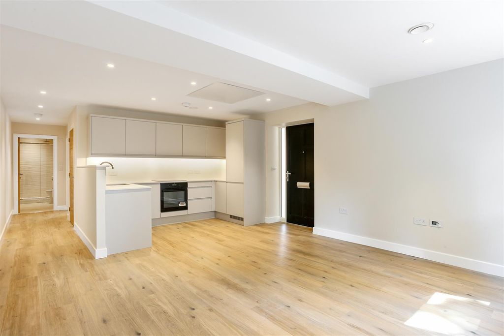 Property photo 2 of 12 1469541018 - 4 Bluebird House, High Steet, Kt176.J