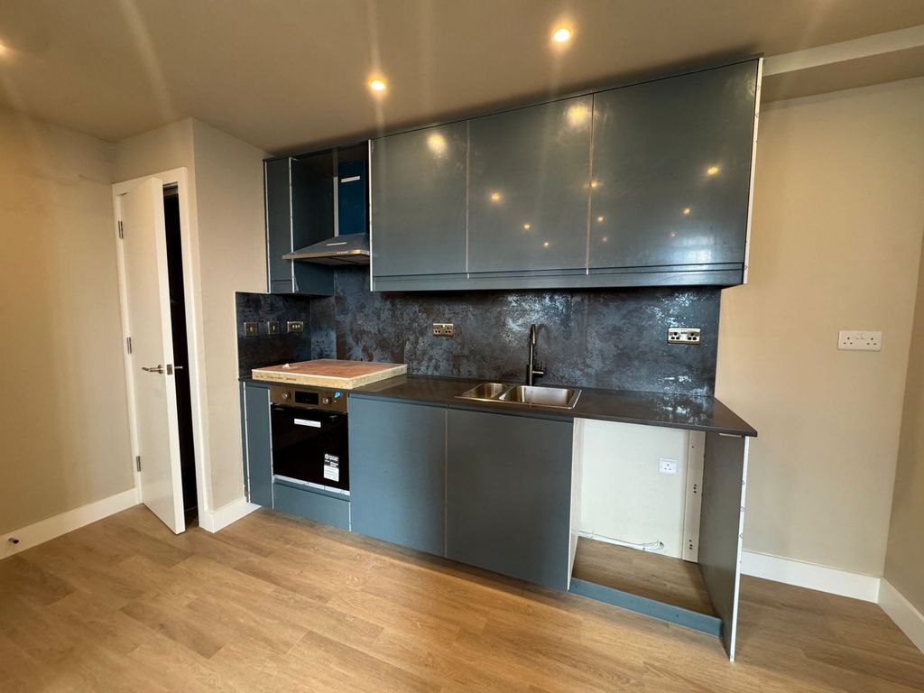 Property photo 1 of 5 Stunning One-Bedroom Flat Located On North End, Croydon Cr0