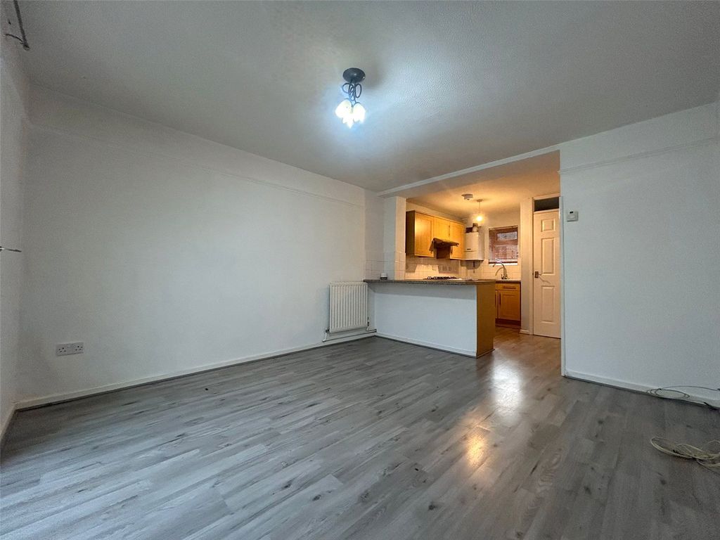 Property photo 2 of 9 Picture No. 12