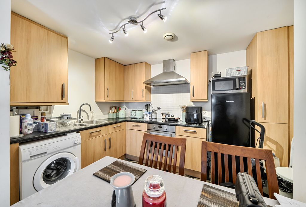 Property photo 3 of 11 Kitchen